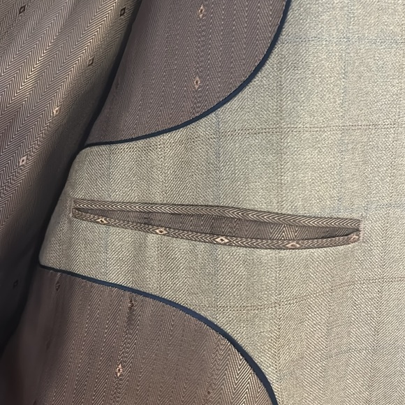 Nice 46 Tall blazer, tiny tear on one sleeve (see pics). Worn once or twice - Picture 6 of 8